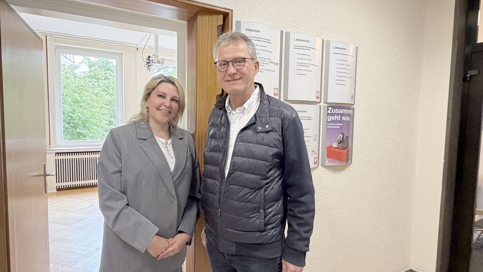 Marina Wawilkin und Günter Sandfort von der Caritas Osnabrück befürchten, dass die neue Regelung der Krankenkassen zu mehr Bürokratie bei der Beratung, Prävention und Rehabilitation von Suchterkrankungen führt. Foto: Noah Schnarre