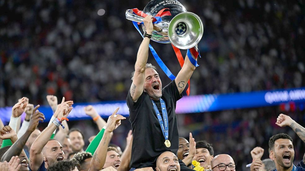 Getragen von seinen Schützlingen: PSG-Coach Luis Enrique. Foto: Denes Erdos