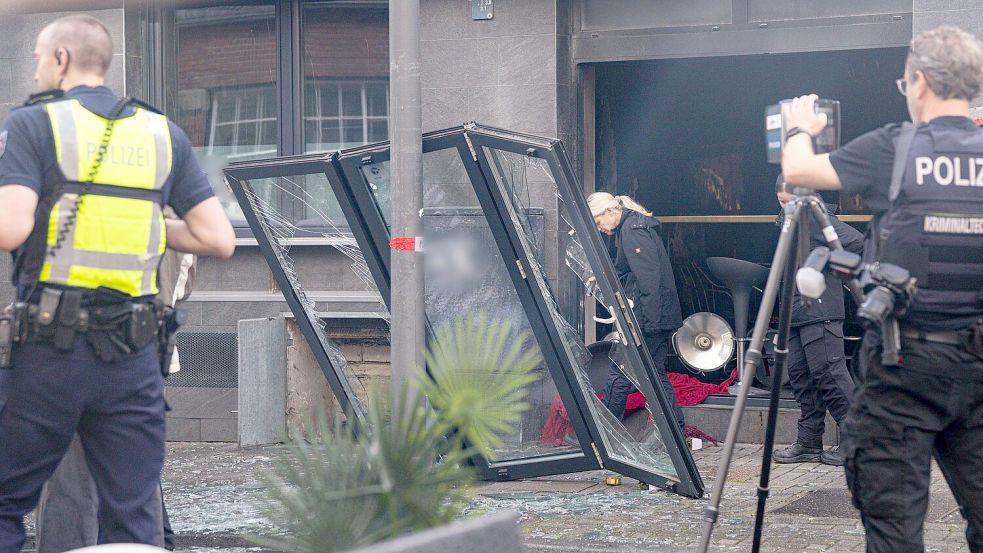 Der Eingangsbereich sowie Teile des Innenraums wurden durch die Explosion und den Brand zerstört, wie die Polizei mitteilte. Foto: Benjamin Westhoff/dpa