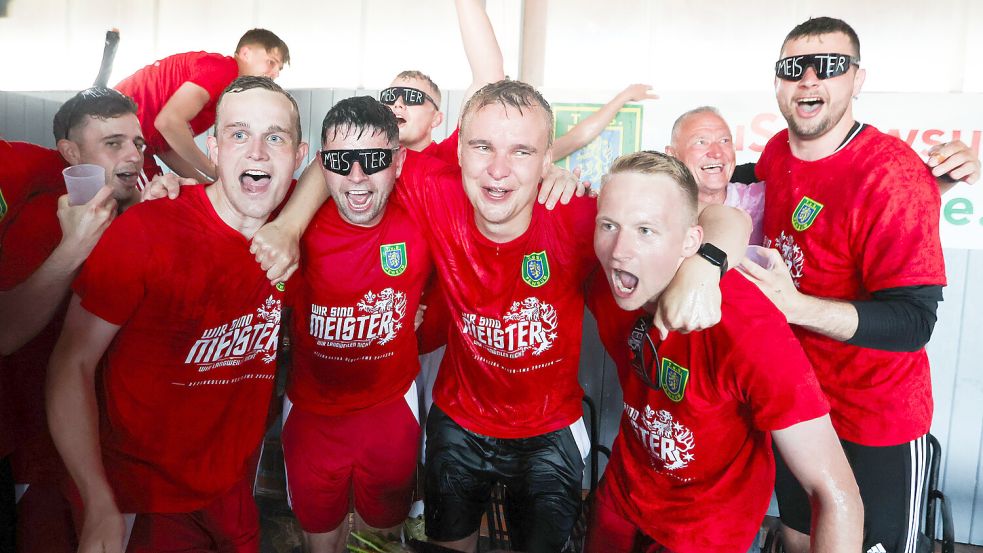 Für Trainer Jonas Petersen (Mitte) und seine Spieler wurde es nach dem Aufstieg eine lange Party-Nacht. Fotos: Doden/Emden