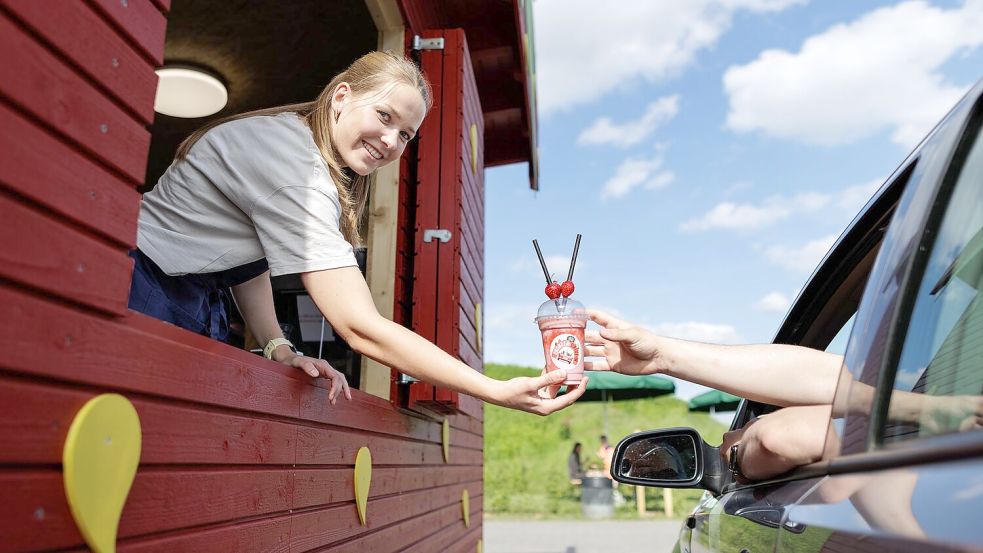 Neben frischen Erdbeeren gibt es auch Eis und Milchshakes im Erdbeer-Drive-in. Foto: David-Wolfgang Ebener