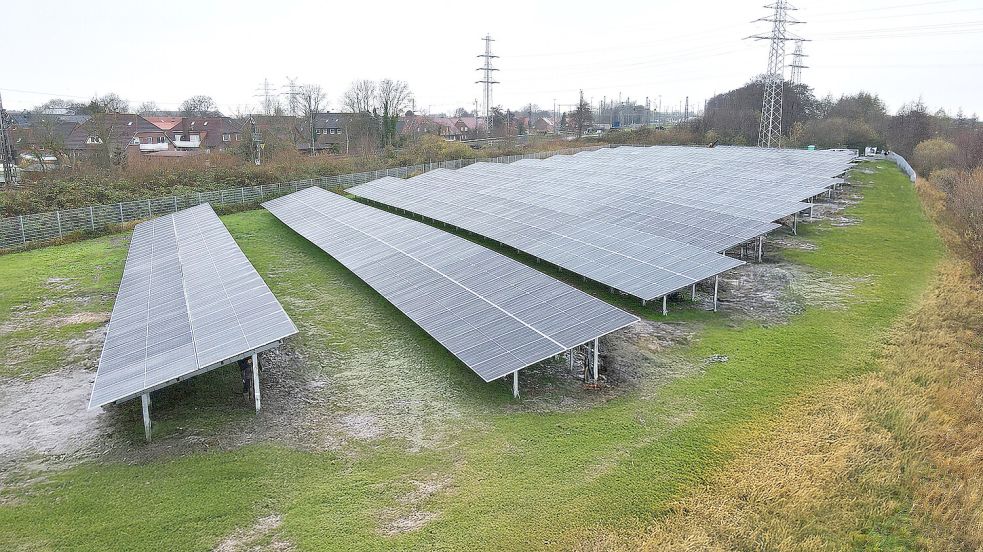 Die neue Freiflächen-PV-Anlage der Reederei Norden-Frisia ergänzt bestehende Kapazitäten auf Parkflächen oder Gebäuden des Unternehmens und ist Teil eines umfassenden Nachhaltigkeitskonzepts. Foto: Reederei Norden-Frisia