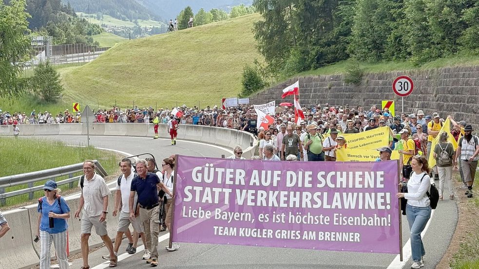 Menschen reisten mit Bahn und Fahrrädern zu dem Protest an. Foto: Matthias Röder/dpa