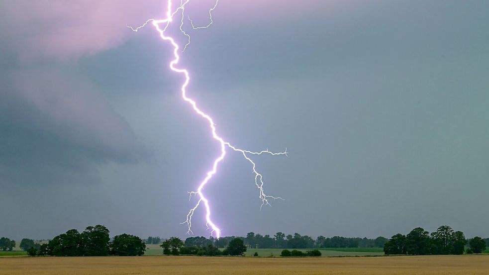 Mit einem lauten Knall ist ein Blitz während einer Tauffeier in die Osnabrücker Pauluskirche eingeschlagen. (Symbolbild) Foto: Patrick Pleul
