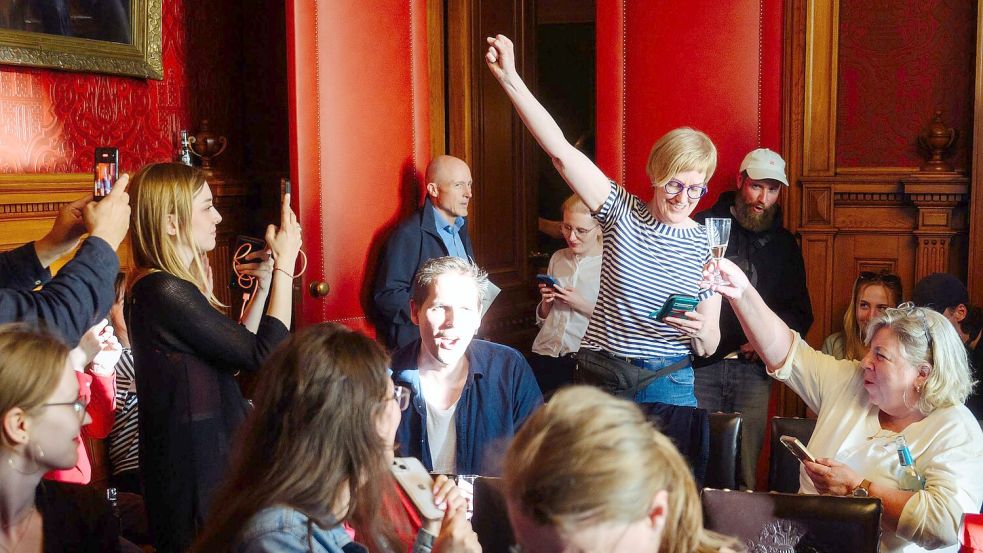 Jubel bei den Olympia-Gegnern um die Linken-Fraktionsvorsitzende Heike Sudmann (M). Foto: Gregor Fischer