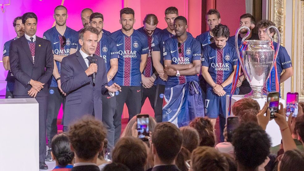 Emmanuel Macron empfängt das Team von PSG. Foto: Christophe Petit Tesson