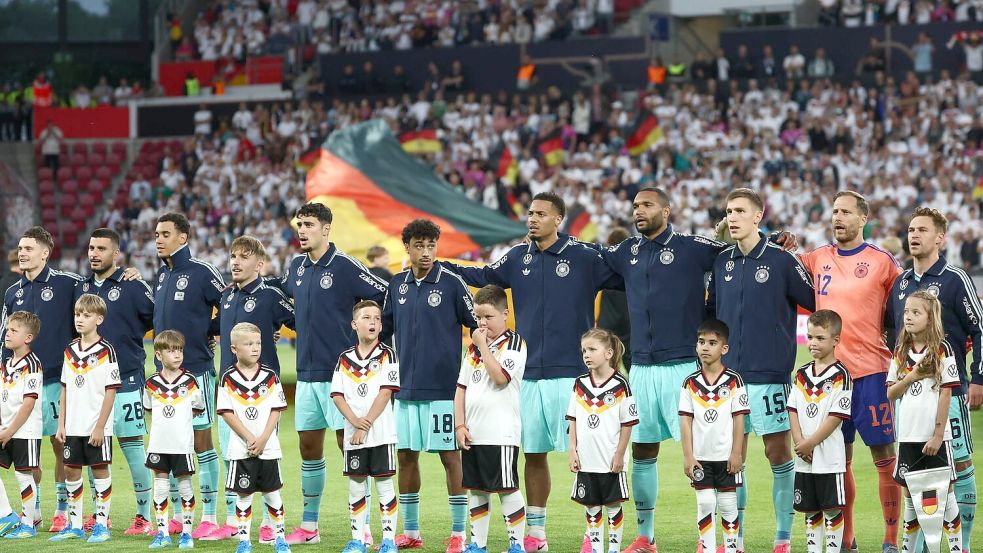 Die Fußball-Nationalspieler beim Abspielen der Nationalhymne vor dem Spiel gegen Finnland. Foto: Christian Charisius/dpa