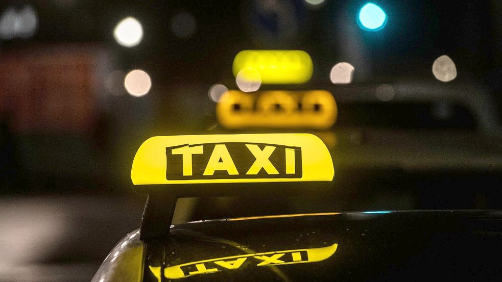 Im Taxi-Gewerbe herrscht ein harter Wettbewerb, angefeuert auch durch die vielen Mietwagen-Vermittlungen, die oft günstigere Fahrten anbieten können. (Symbolbild) Foto: Paul Zinken