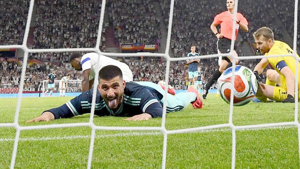 Deniz Undav jubelt über sein zweites Tor gegen Finnland. Foto: Tom Weller/dpa