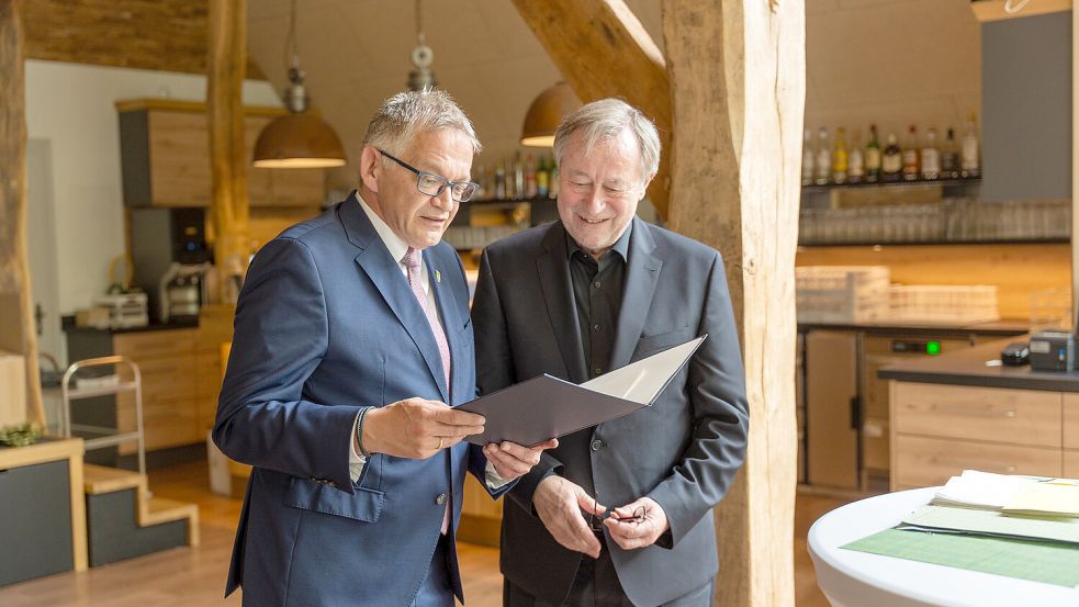 Landrat Olaf Meinen zeichnet Herbert Müller mit dem Verdienstkreuz am Bande aus. Foto: Landkreis Aurich