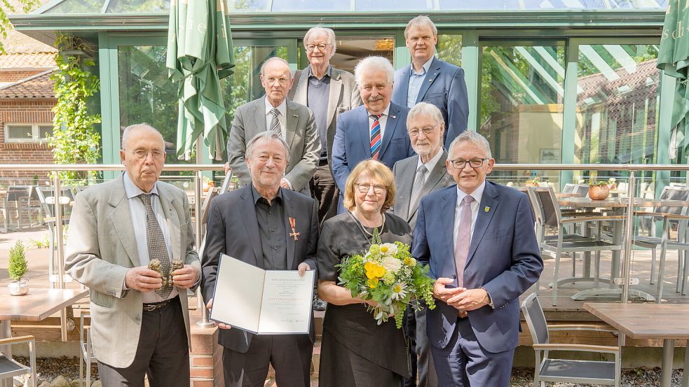 Das Foto zeigt (vorne, von links): Dr. Gerhard Stauch, Herbert Müller mit Ehefrau Adelheid, Landrat Olaf Meinen sowie (hintere Reihe): Jan van den Hoorn, Hans Michaelis, Rico Mecklenburg (Landschaftspräsident), Thomas Erdwiens (Bürgermeister Gemeinde Südbrookmerland) und Ulrich Kohlhoff. Foto: Landkreis Aurich