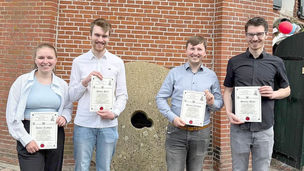 Drei junge Stapelmoorer und eine Stapelmoorerin machten ihr Müllerdiplom. Foto: privat