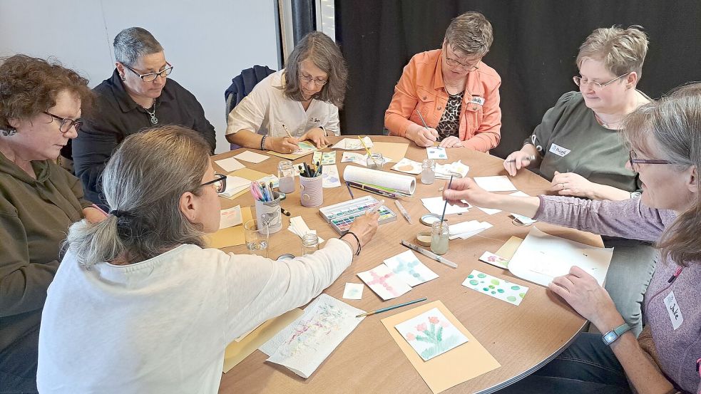 Beim Treffen des Ostfriesischen Gemeinschaftsverbands und des EC-Kreisverbands Ostfriesland arbeiteten die Teilnehmerinnen und Teilnehmer an vielfältigen Themen. Hier sitzt eine Gruppe am Tisch zusammen, um gemeinsam zu malen. Foto: privat