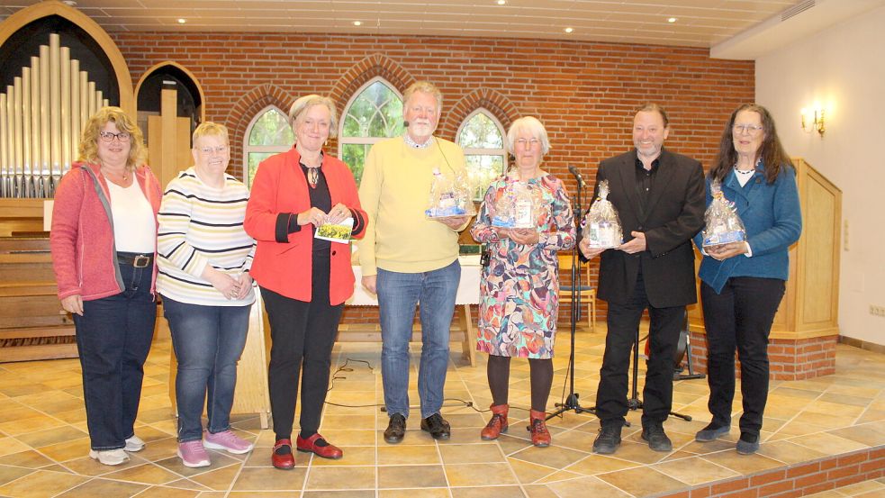 Die Organisatoren Silke Rath (von links), Bettina Nannen und Pastorin Bettina Rehbein bedankten sich mit Präsenten bei Siegfried Lieske, Erna Jost-Merkod, Holger Balder und Margret Balder für das Mitwirken am „Hüsch-Gottesdienst“. Foto: privat