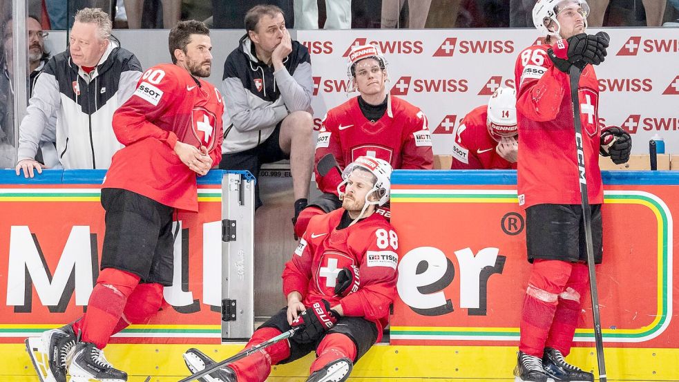 Die Schweiz um Kapitän Roman Josi (l) trauert nach dem verlorenen WM-Finale gegen Finnland. Foto: Claudio Thoma