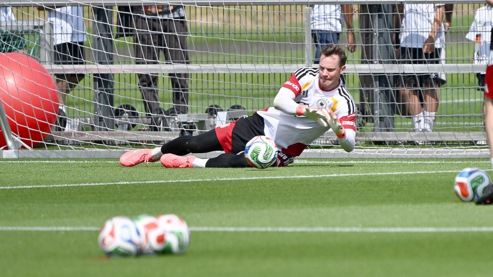 Manuel Neuer hat wieder ein volles Torwarttraining absolviert. Foto: Federico Gambarini/dpa