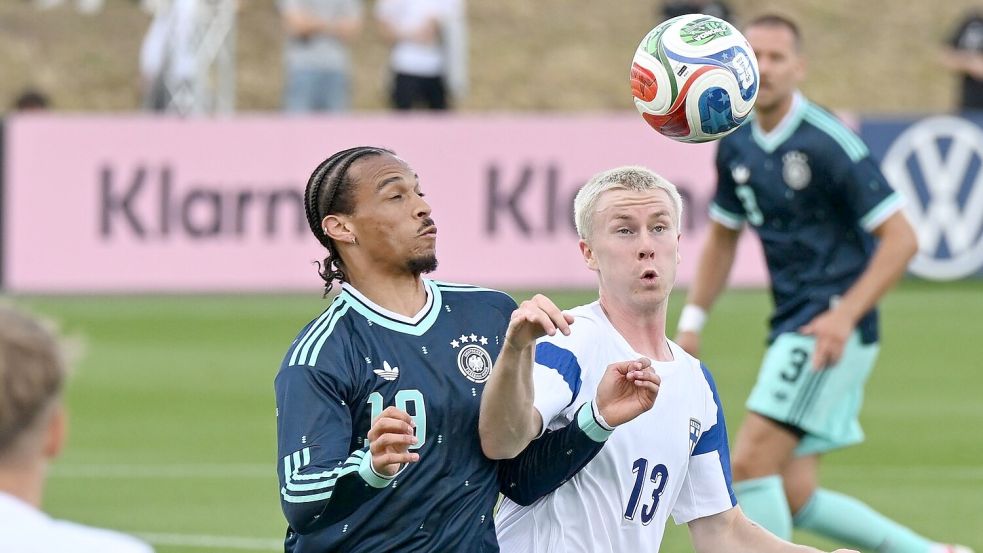Leroy Sané (l) ist zum Herausforderer von Youngster Lennart Karl geworden. Foto: Federico Gambarini/dpa