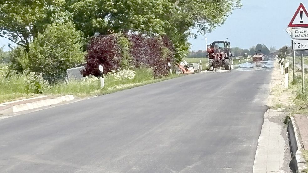 Die Fahrbahnsanierung der Landesstraße 6, hier in Höhe Altharlingersiel, läuft. Noch fehlt hier die Fahrbahnmarkierung. Foto: Susanne Ullrich