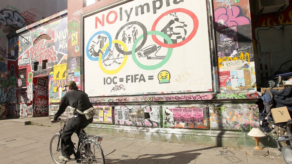 Vor allem in linken Kreisen ist die Hamburger BEwerbung für die Olympischen Spiele nicht gerne gesehen, wie ein Protestplakat am autonomen Kulturzentrum Rote Flora verdeutlicht. Foto: Imago/Hanno Bode