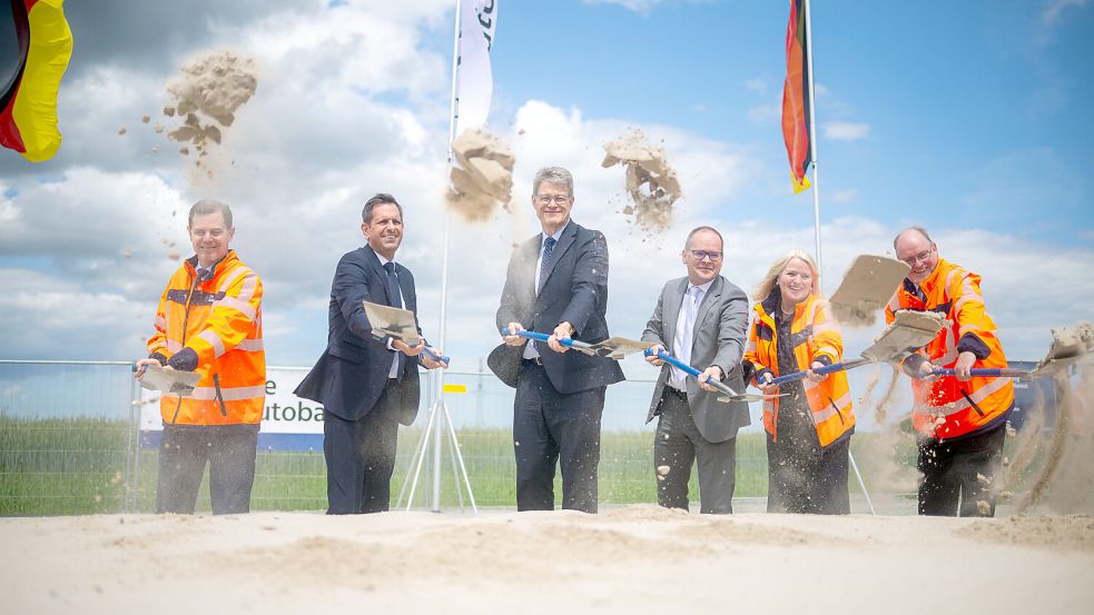 Traditioneller Spatenstich für die A 20 von Westerstede nach Jaderberg: (von links) Michael Güntner, Chef der Autobahn GmbH, Olaf Lies (SPD), Niedersachsens Ministerpräsident, Patrick Schnieder (CDU), Bundesminister für Verkehr, Grant Hendrik Tonne (SPD), Niedersachsens Minister für Verkehr, Annette Meyers, Geschäftsbereichsleitung Küstenautobahn A 20, und Cord Lüesse, Direktor der Niederlassung Nordwest bei der Autobahn GmbH. Foto: Sina Schuldt/dpa