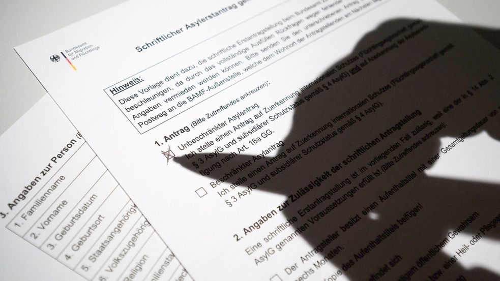 Die Zahl der Menschen, die erstmals in Deutschland einen Asylantrag stellen, geht weiter zurück. (Symbolbild) Foto: Julian Stratenschulte