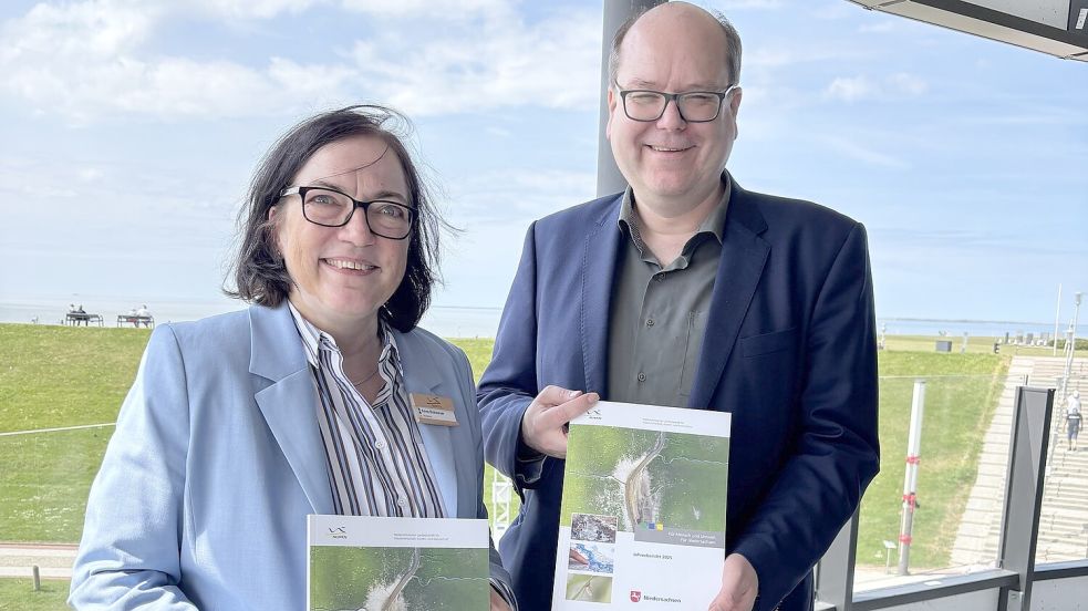 NLWKN-Direktorin Anne Rickmeyer und Niedersachsens Umweltminister Christian Meyer stellten am Montag in Norddeich den Jahresbericht des NLWKN für 2025 vor. Foto: Rebecca Kresse