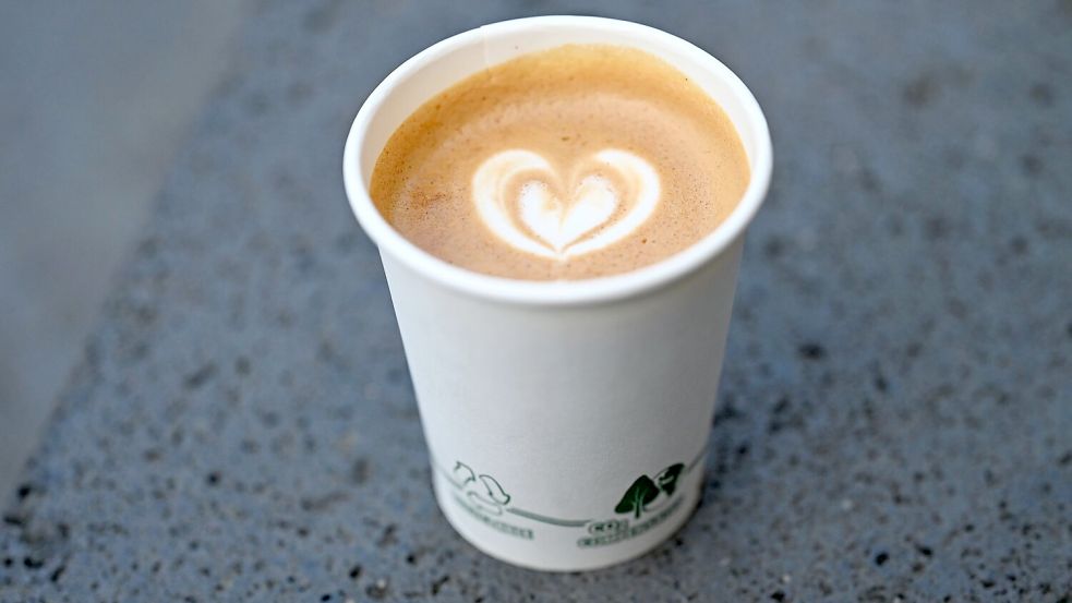 Ein Cappuccino kostet in Deutschland im Schnitt 3,57 Euro - und damit 10 Cent mehr als im vergangenen Jahr. Foto: Michael Brandt