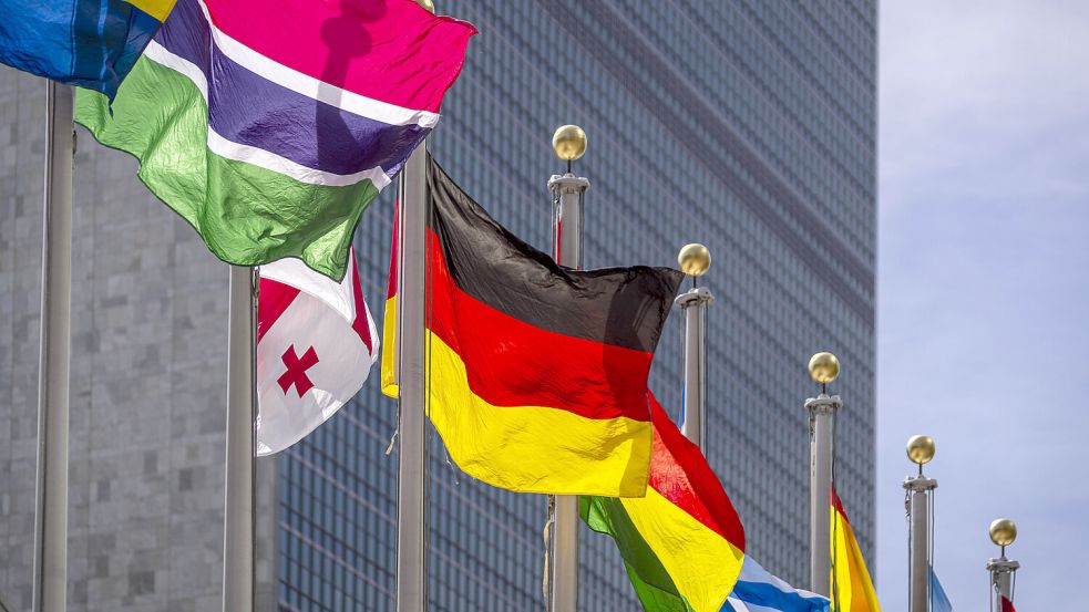 Fahnen vor dem UN-Hauptquartier: Deutschland gehört zu den größten Beitragszahlern der Vereinten Nationen. Foto: IMAGO/Jürgen Schwenkenbecher