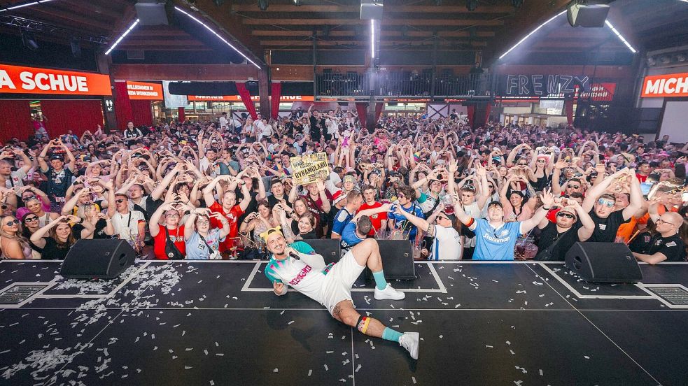 Bierkönig statt Bolzplatz: Micha Schue tritt stets im Trikot auf. Foto: -