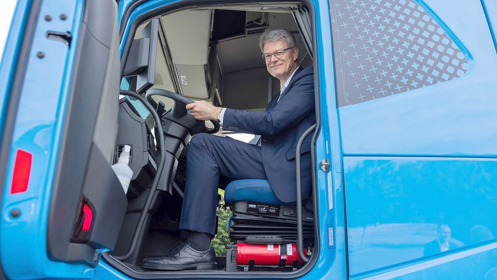Der Bundesverkehrsminister gibt den Startschuss für das SID-Tool. Foto: Rolf Vennenbernd