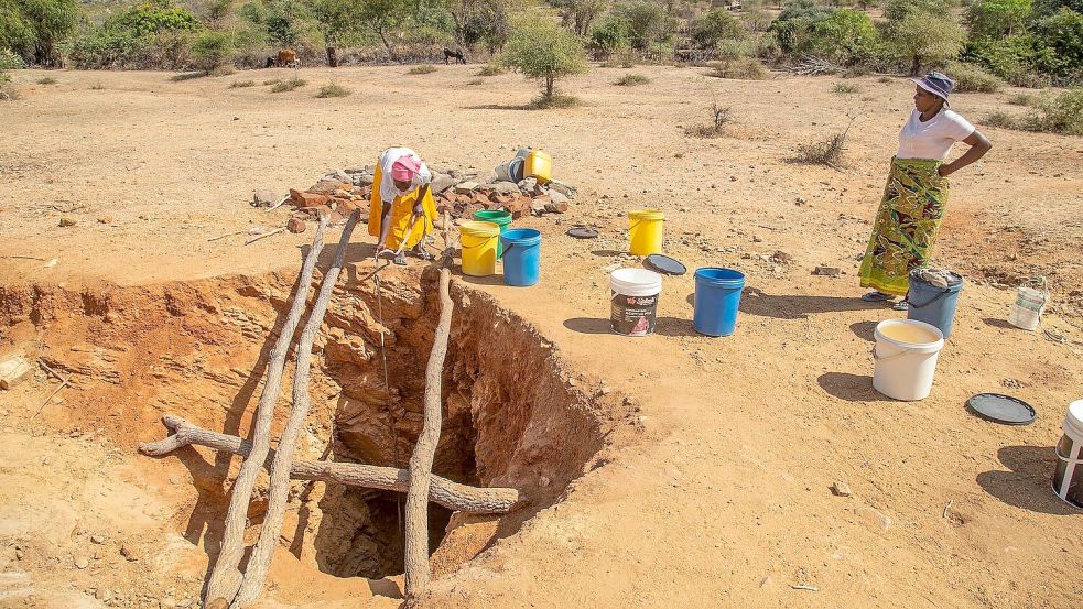 Die Suche nach Wasser bestimmt das Leben der Familen in Dürrezeiten (Archivbild) Foto: Aaron Ufumeli/AP/dpa