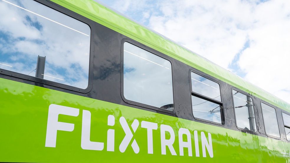 Neben den weiß-roten Zügen der DB und den tiefroten von Italo könnten bald auch mehr grüne von Flixtrain unterwegs sein - das Unternehmen aus München hat Dutzende neue Züge bestellt. (Archivbild) Foto: Marius Becker
