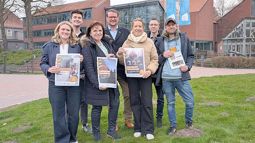 Sie haben sich in den Locations des KULTURSOMMERS schon einmal für die Besucher umgeschaut (von links): Lena Münch (kulturevents emden / Koordination Innenstadt-Veranstaltungen), Jannik Bloem (Alte Post), Kerstin Rogge-Mönchmeyer (Betriebsleiterin kulturevents emden), Tim Kruithoff (Oberbürgermeister Stadt Emden, parteilos), Julia Kruse (Wirtschaftsförderung & Stadtmarketing Emden), Jann Tunder (kulturevents emden / Koordination Innenstadt-Veranstaltungen, Tim Gressler (ApolloVerein). Foto: Privat
