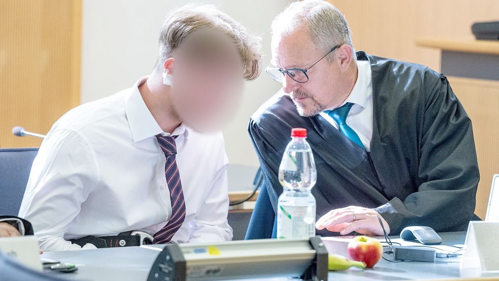 Knapp ein Jahr nach einem Axtangriff in einem ICE in Niederbayern hat der Prozess gegen den beschuldigten 21-jährigen Syrer begonnen. Foto: Armin Weigel