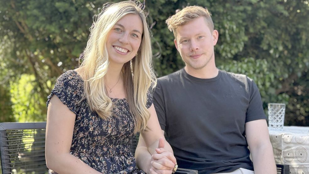 Jasmin Stille und Gerrit Rewerts haben sich bei der Arbeit ineinander verliebt und wohnen mittlerweile zusammen. Um anderen zu helfen, eine Partnerin oder einen Partner zu finden, haben sie Dating-Angebote entwickelt. Fotos: Mona Hanssen