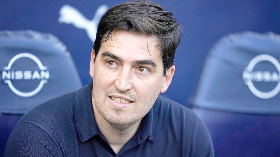 Der Wechsel von Trainer Andoni Iraola ist laut übereinstimmenden Medienberichten perfekt. (Archvibild) Foto: Dave Thompson/AP/dpa