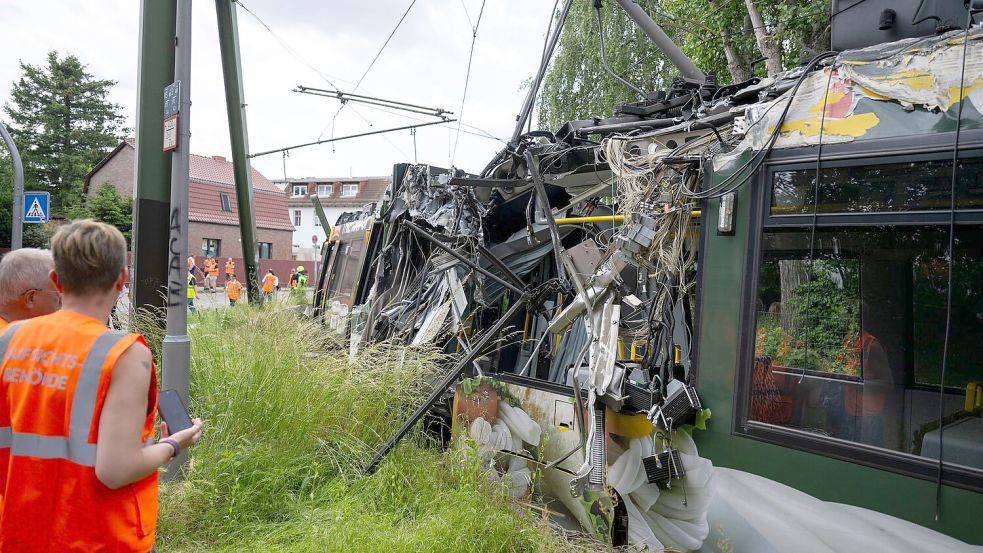 Eine Straßenbahn in Neu Hohenschönhausen ist entgleist. Bei dem Unfall gab es viele Verletzte. Foto: Christophe Gateau