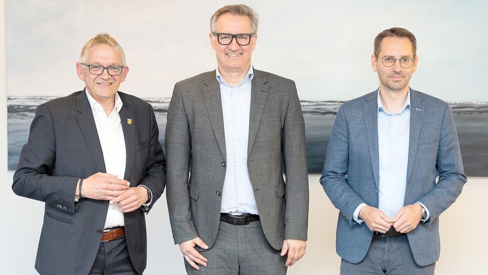 Landrat Olaf Meinen (links) und Kreisrat Sebastian Smolinski (rechts) gratulieren Thomas Hohlfeld als neuen Geschäftsführer der Landkreis Aurich Beteiligungs-gGmbh. Foto: Landkreis Aurich