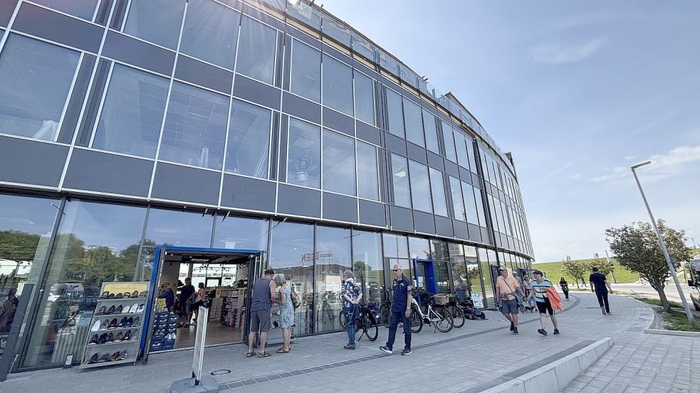 Das neue Gebäude Inselblick der AG Reederei Norden-Frisia direkt am Deich. Im Obergeschoss liegen exklusive Penthouse-Wohnungen. Foto: Rebecca Kresse