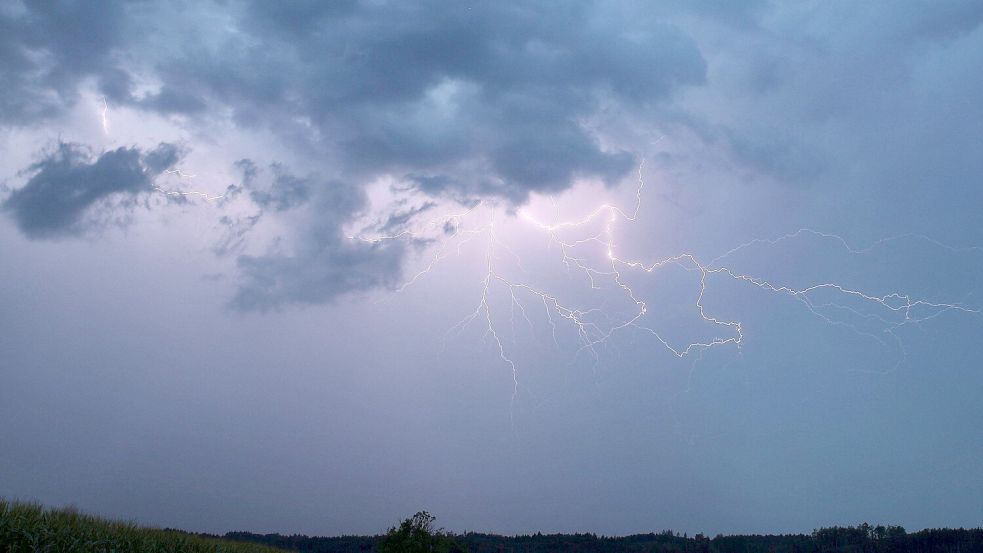 Ein Blitz zuckt bei einem Sommergewitter am abendlichen Himmel. (zu dpa: „Gewitter und Starkregen möglich – kühler im Norden“) Foto: dpa-Bildfunk / Alexander Wolf
