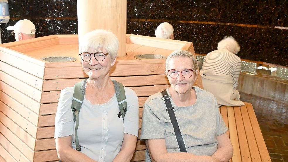 Marianne Godoj (von links) und Ute Terschüren machen regelmäßig Urlaub in Greetsiel und haben jetzt erstmals das neue Gradierwerk besucht. Fotos: Heinz Wagenaar