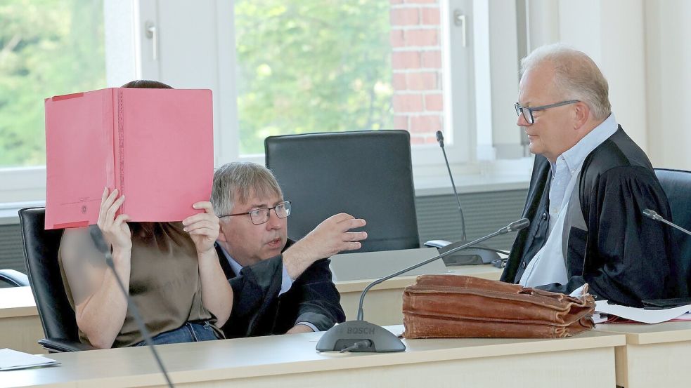 Die Angeklagte (l-r), wird von den Rechtsanwälten Andreas Ohm und Thomas Löcker verteidigt. Foto: Bernd Wüstneck