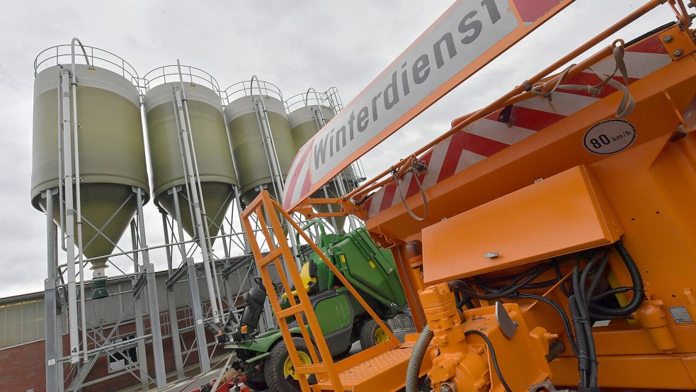 Salz-Silos am Bauhof in Leer: Wegen der Tonnagebeschränkung auf der Ledabrücke plant der Landkreis Leer für den Winterdienst ein zusätzliches Salz-Silo – vorgesehen ist ein Standort auf dem Bauhof der Gemeinde Rhauderfehn. Foto: Landkreis Leer
