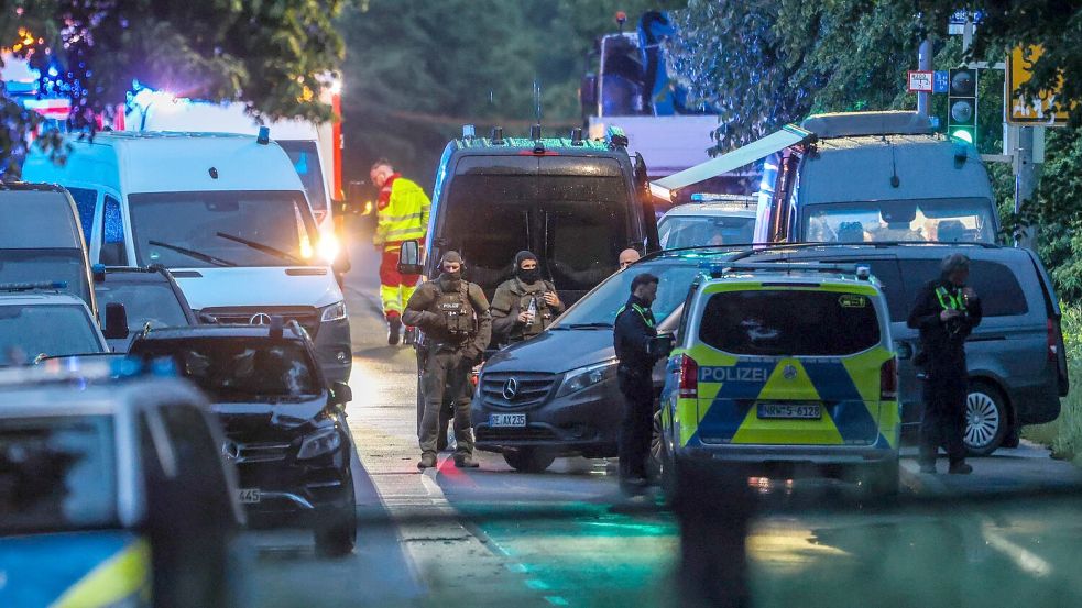 Auch ein Spezialeinsatzkommando (SEK) rückte an. Foto: Christoph Reichwein/dpa