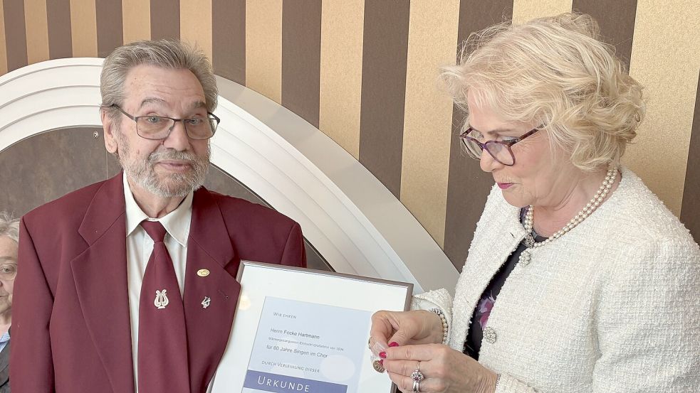 Heike Douglas zeichnet Focke Hartmann wurde für sein langes Wirken im MGV aus. Foto: privat