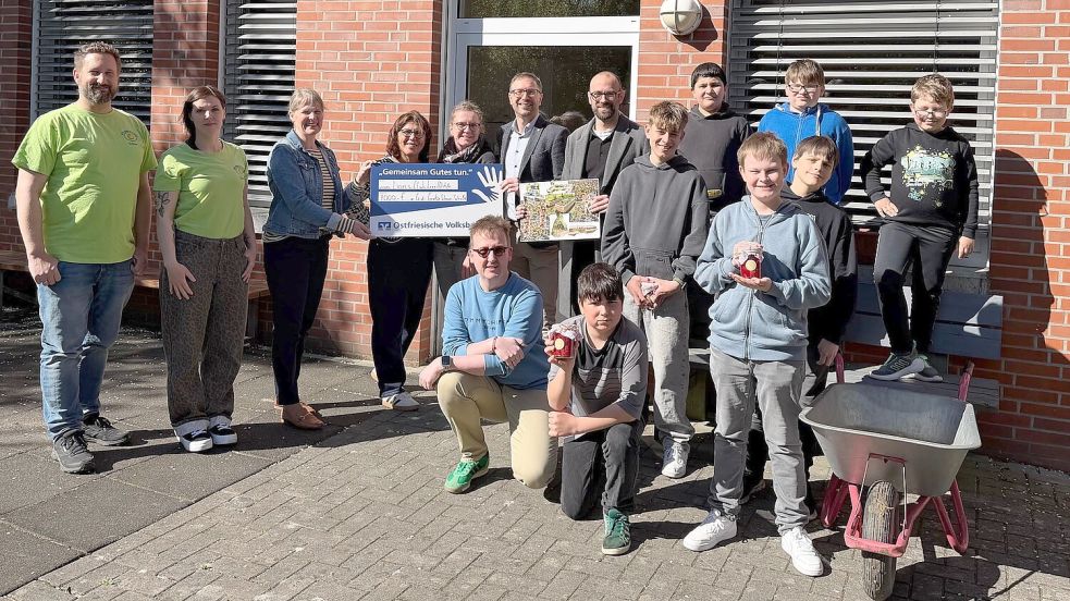 Lions-Mitglieder, Schüler und Verantwortliche der Greta-Schoon-Schule trafen sich zur Spendenübergabe. Foto: privat