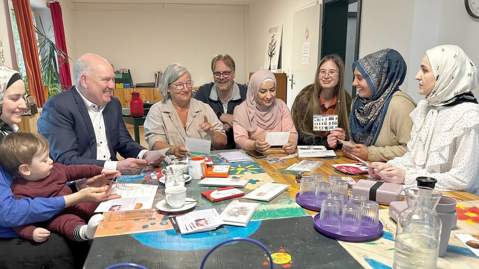 Koordinatorin Gertrud Auge (3. von links) mit den Gästen des Eltern-Talks. Foto: Stadt Leer