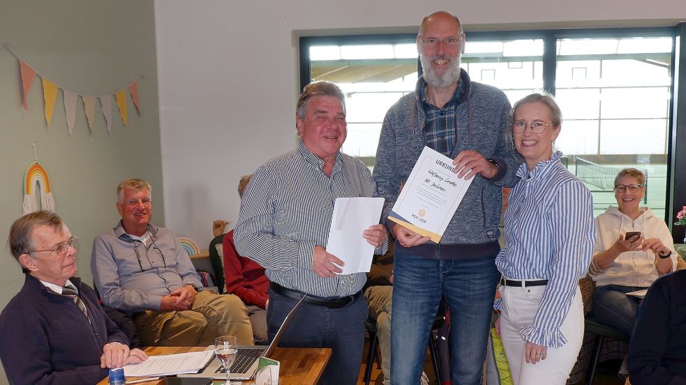 Die zweite Vorsitzende Michaela Kruse ehrte Wolfgang Lentke (Mitte) und sprach dem Vorsitzenden Peter Meinhardt den Dank der Mitglieder aus. Foto: privat.