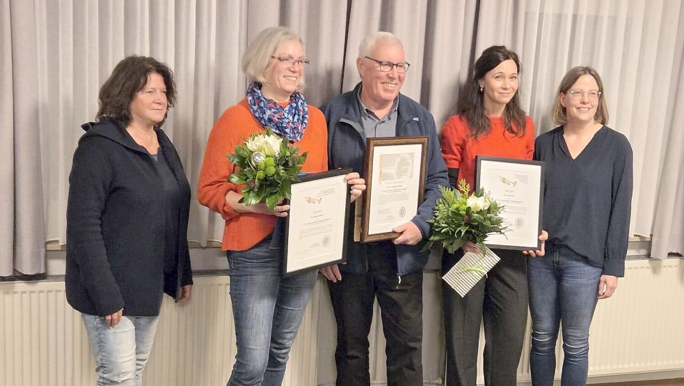 Landesposaunenwartin Helga Hoogland (links) und die Vorsitzende des Posaunenchores Sonja Hillebrand (rechts) überreichtn Heike Janssen (von links), Johann Arends und Anne Braun Urkunden. Foto: privat