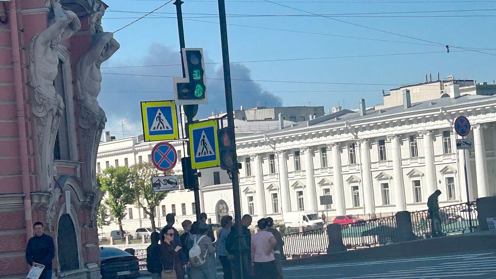 In weiten Teilen der Millionenstadt an der Newa waren nach dem ukrainischen Angriff Rauchschwaden zu sehen. Foto: Ulf Mauder/dpa